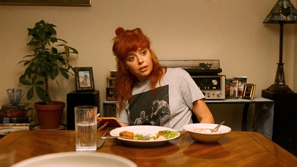 His Three Daughters. Natasha Lyonne as Rachel in His Three Daughters. Cr. Netflix ©2024. 