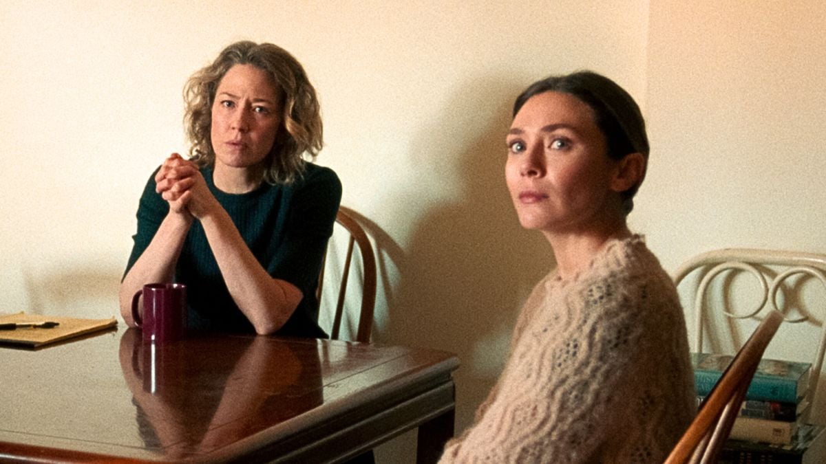 His Three Daughters. (L-R) Carrie Coon as Katie and Elizabeth Olsen as Christina in His Three Daughters. Cr. Netflix ©2024. 