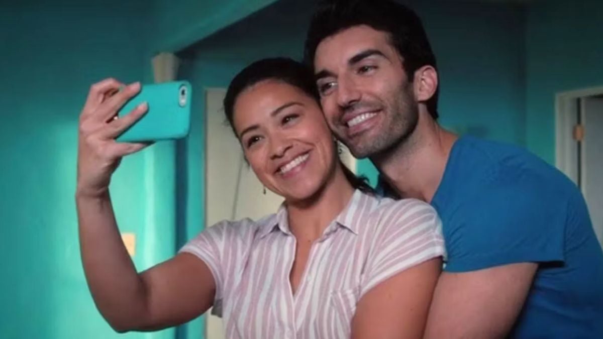 Jane and Rafael taking a selfie in Jane the Virgin