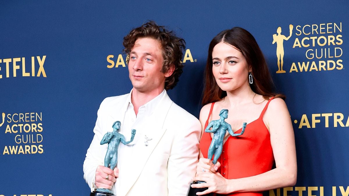 LOS ANGELES, CALIFORNIA - FEBRUARY 24: (L-R) Jeremy Allen White and Molly Gordon, winners of the Outstanding Performance by an Ensemble in a Comedy Series award for '"The Bear" pose in the press room during the 30th Annual Screen Actors Guild Awards at Shrine Auditorium and Expo Hall on February 24, 2024 in Los Angeles, California. (Photo by Frazer Harrison/Getty Images)