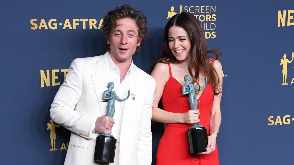 LOS ANGELES, CALIFORNIA - FEBRUARY 24: Jeremy Allen White, Molly Gordon poses at the 30th Annual Screen Actors Guild Awards at Shrine Auditorium and Expo Hall on February 24, 2024 in Los Angeles, California. (Photo by Steve Granitz/FilmMagic)