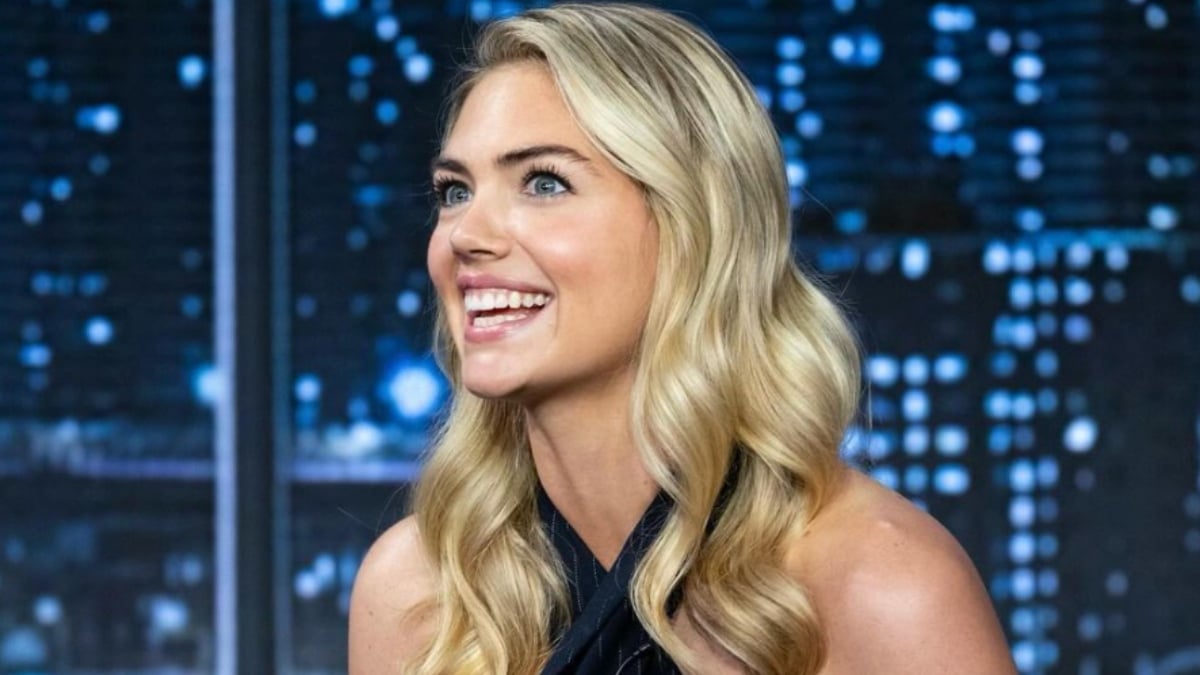 Kate Upton smiling during Dress My Tour