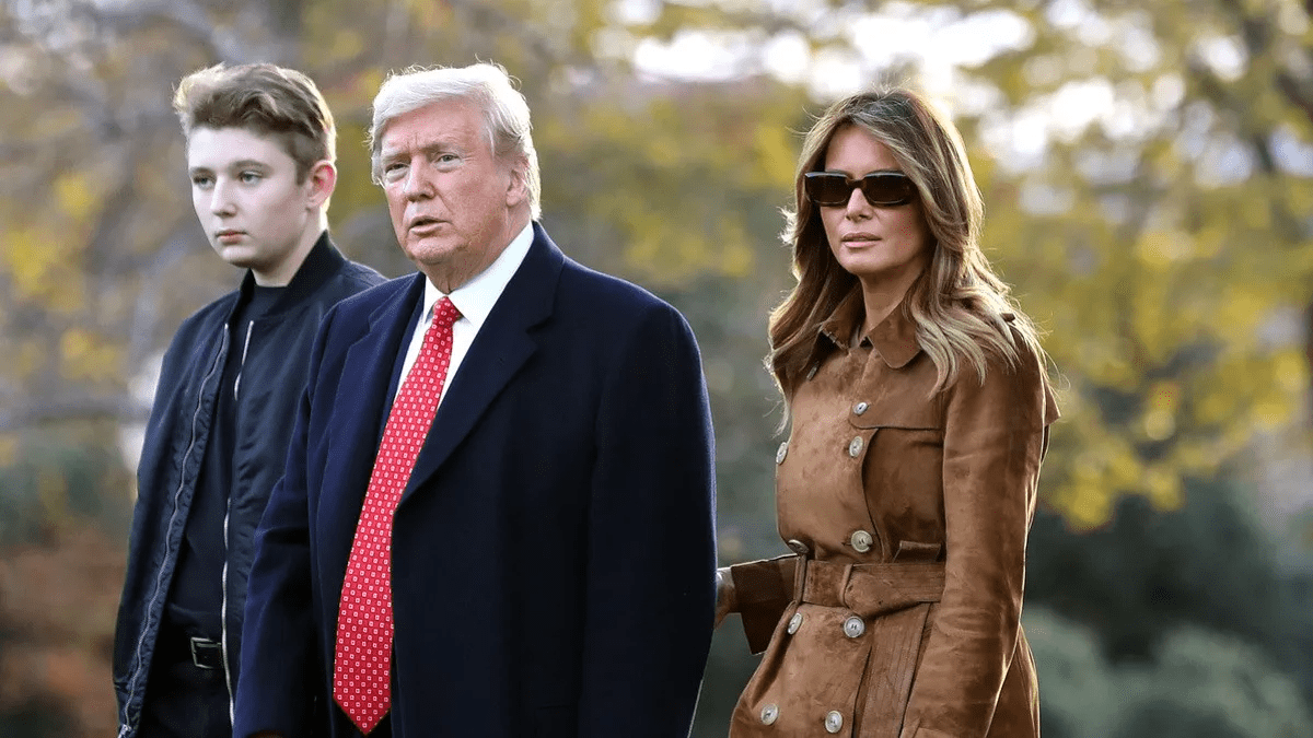 WASHINGTON, DC - NOVEMBER 26: U.S. President Donald Trump, first lady Melania Trump and their son Barron Trump walk across the South Lawn before leaving the White House on board Marine One November 26, 2019 in Washington, DC. Trump is traveling to Florida for a campaign rally and is scheduled to spend the Thanksgiving holiday at his private Mar-a-Lago Club.