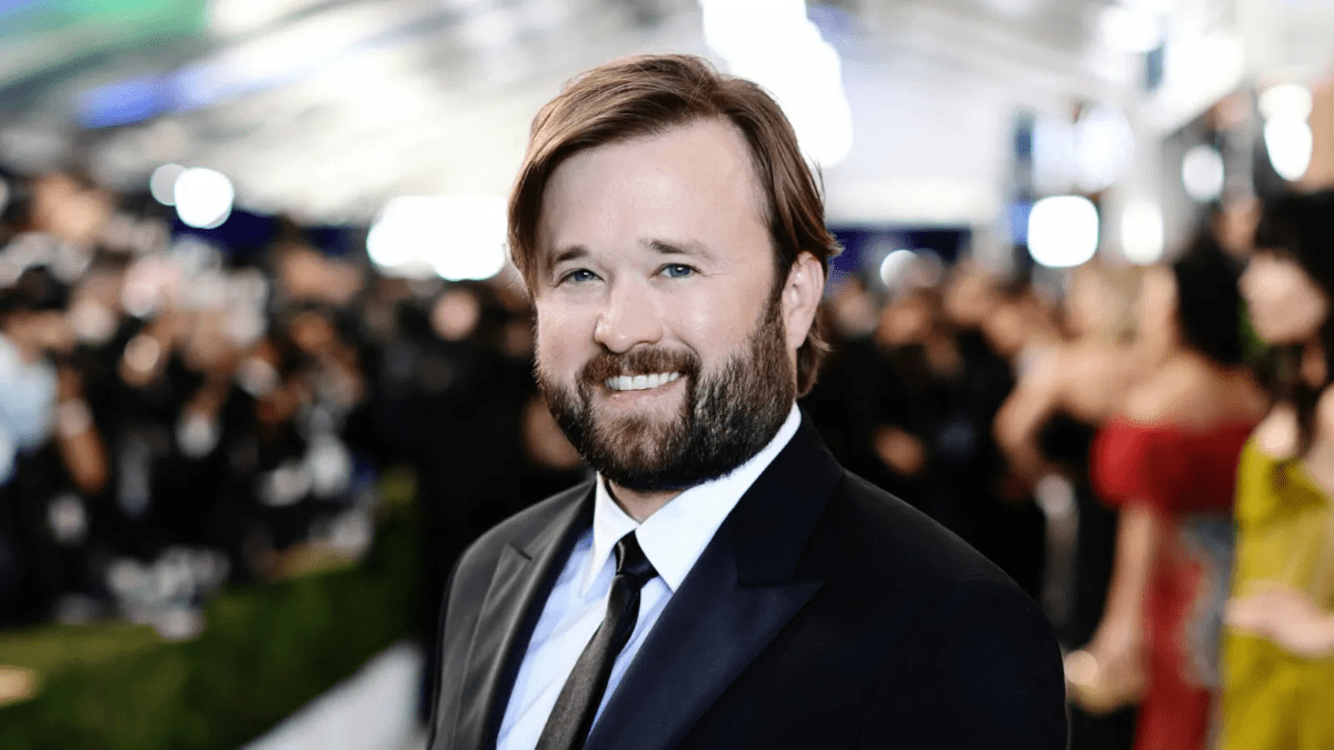 SANTA MONICA, CALIFORNIA - FEBRUARY 27: Haley Joel Osment attends the 28th Screen Actors Guild Awards at Barker Hangar on February 27, 2022 in Santa Monica, California. 1184596