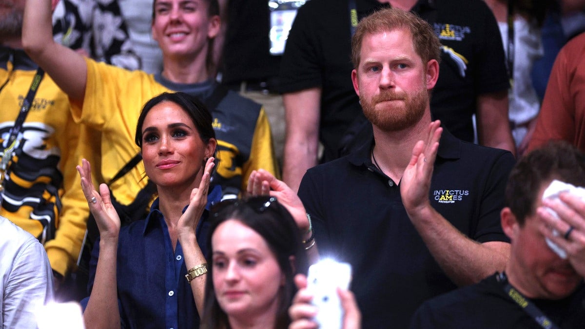 : Meghan, Duchess of Sussex and Prince Harry, Duke of Sussex watch on during the Mixed Team Gold Medal match between Team Colombia and Team Poland during day six of the Invictus Games Düsseldorf 2023 on September 15, 2023 in Duesseldorf, Germany