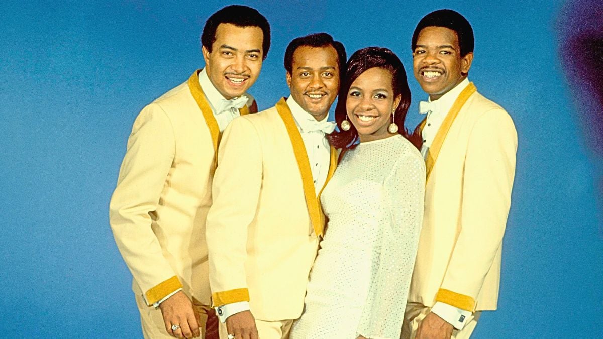 Photo of Edward PATTEN and Bubba KNIGHT and Gladys KNIGHT & The Pips and Gladys KNIGHT and William GUEST; Posed full length studio group portrait L-R William Guest, Edward Patten, Gladys Knight and Bubba Knight.