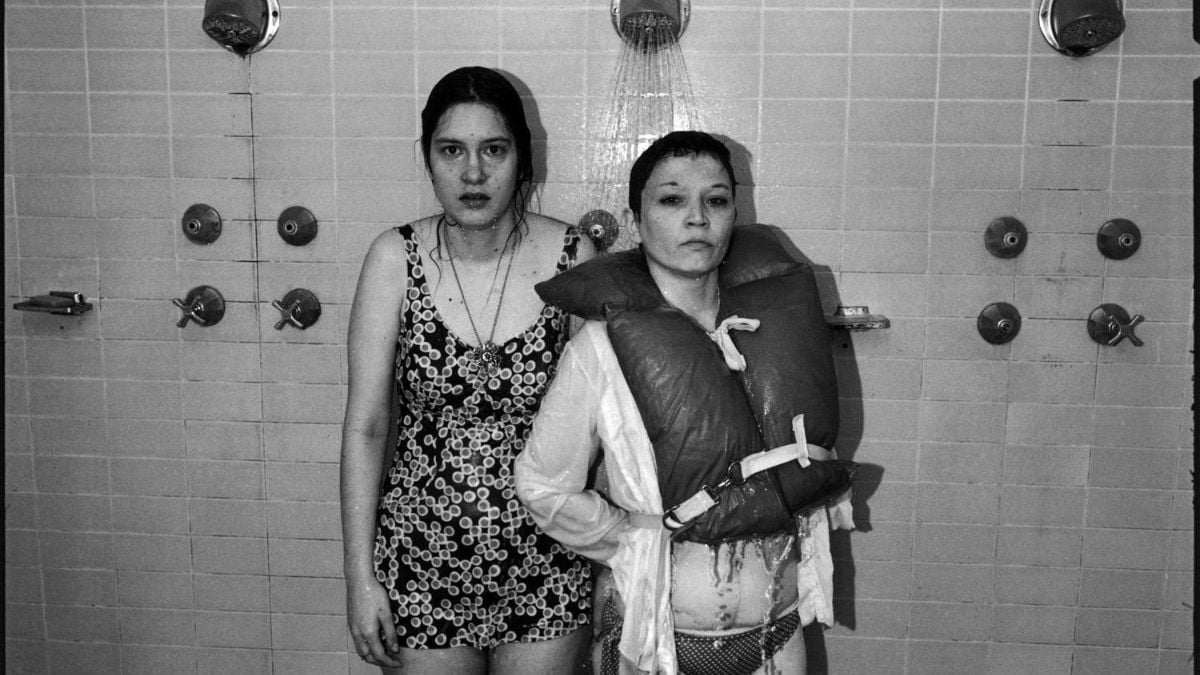 மேரி எலன் மார்க், [Mona and Beth in the shower, Ward 81, Oregon State Hospital, Salem, Oregon, USA]1976, ஜெலட்டின் சில்வர் பிரிண்ட் © மேரி எலன் மார்க், தி மேரி எலன் மார்க் அறக்கட்டளை/ஹோவர்ட் கிரீன்பெர்க் கேலரியின் உபயம்