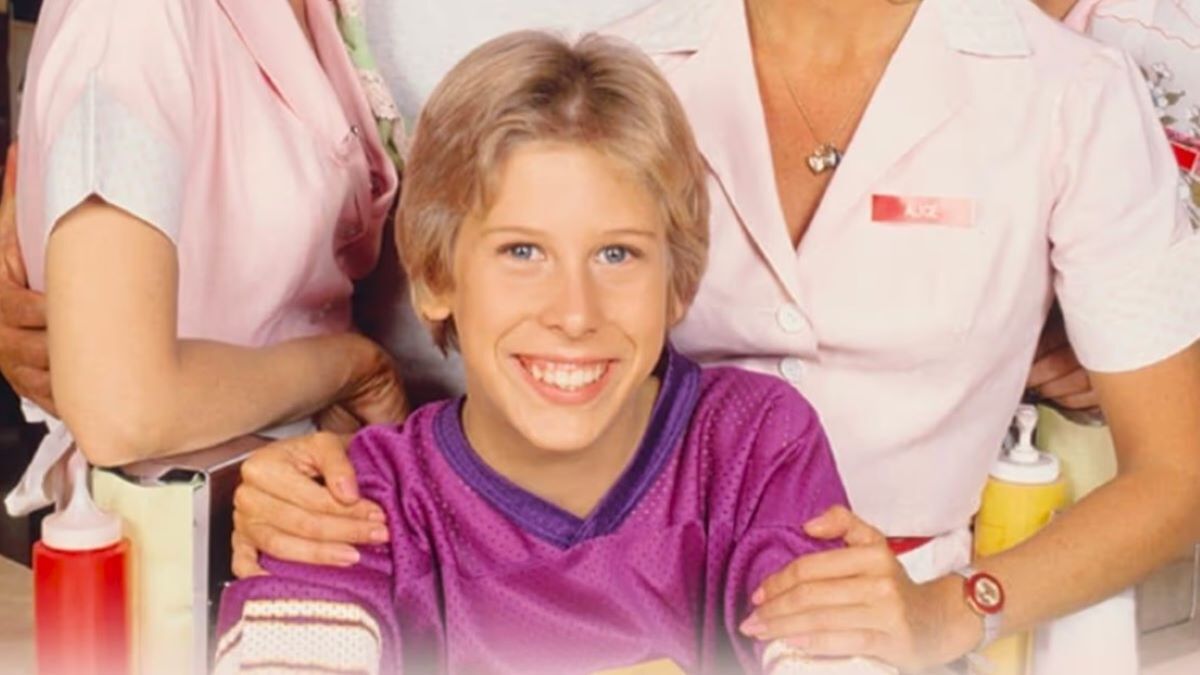 A screengrab of Philip McKeon in a promotional poster for the sitcom, "Alice."