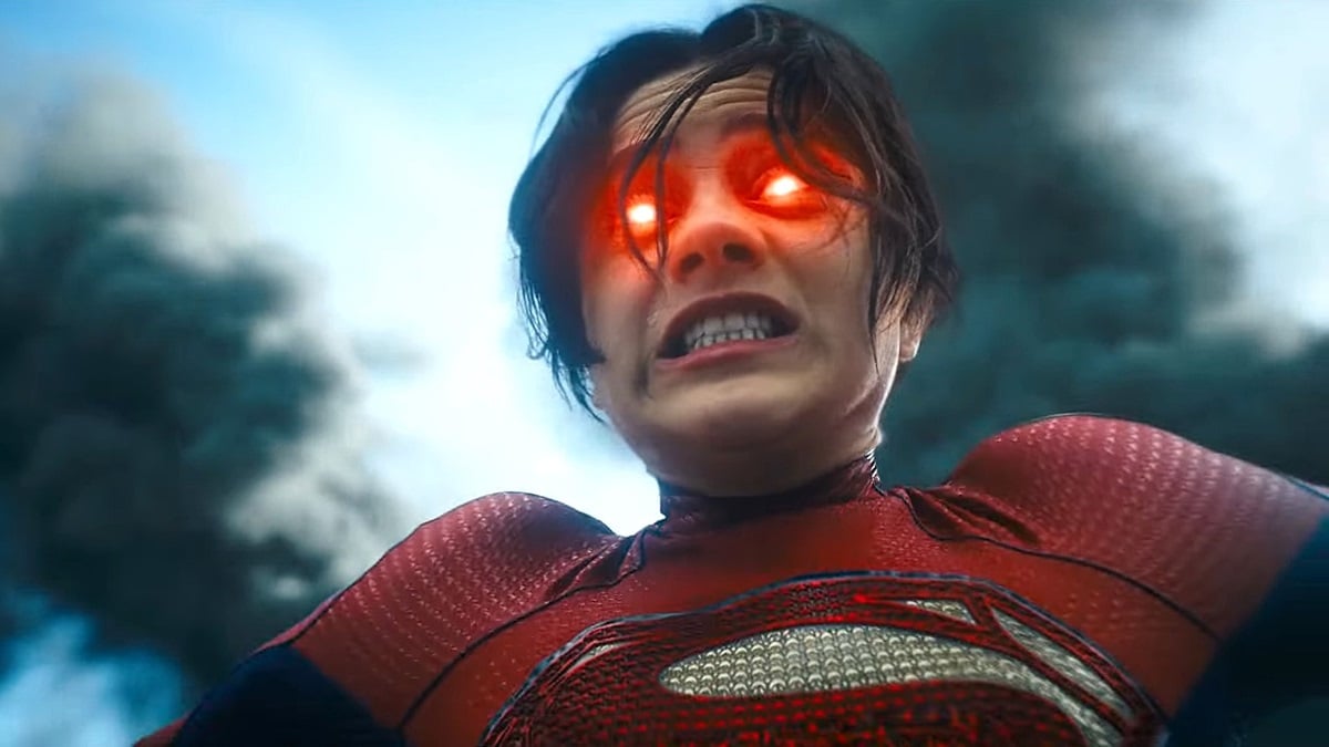 Supergirl firing heat vision out of her eyes in The Flash