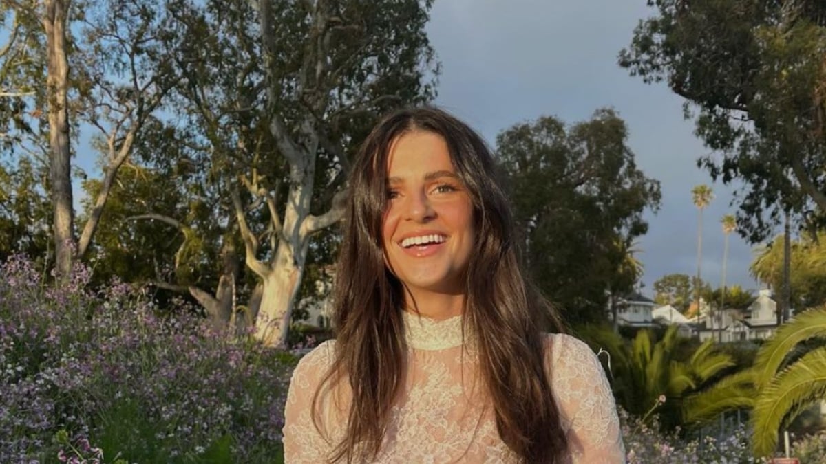 Rachel Yaffe smiling and posing for a photo outside