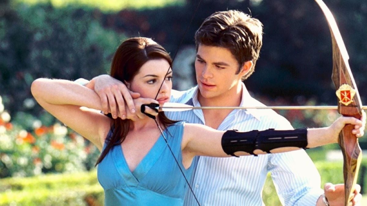 Anne Hathaway and Chris Pine as Mia Thermopolis and Nicholas Deveraux practising archery in 'The Princess Diaries 2'