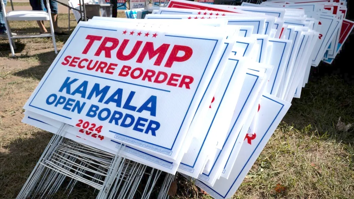 Trump 'Secure Border' and Kamala 'Open Border' signs