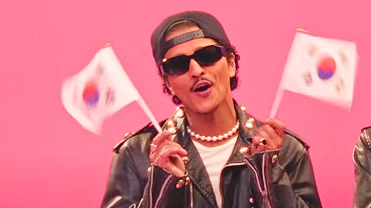 Bruno Mars waves Korean flags in the music video for "APT."