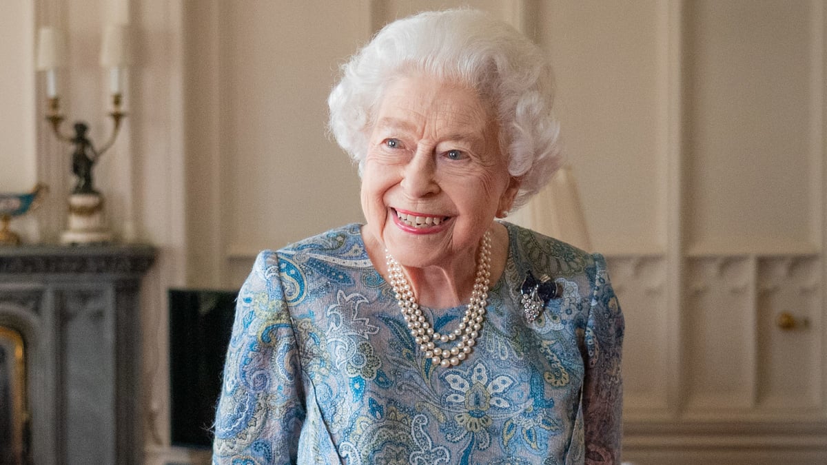 WINDSOR, ENGLAND - APRIL 28: Queen Elizabeth II attends an audience with the President of Switzerland Ignazio Cassis (Not pictured) at Windsor Castle on April 28, 2022 in Windsor, England.