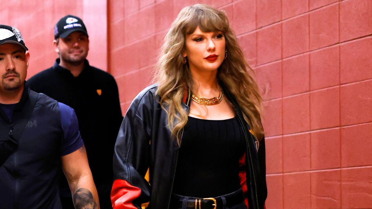 Taylor Swift arrives before the game between the Kansas City Chiefs and the Tampa Bay buccaneers at GEHA Field at Arrowhead Stadium on November 04, 2024 in Kansas City, Missouri.