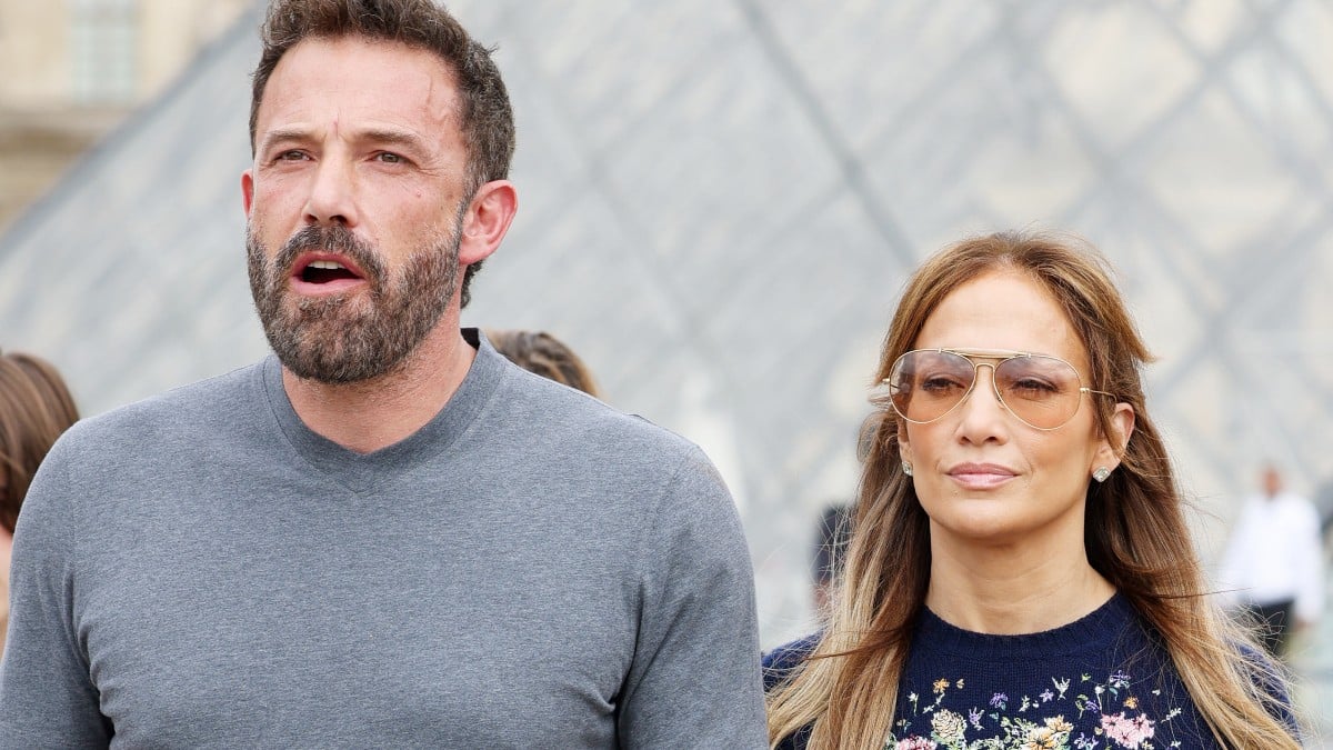 Ben Affleck delays Jennifer Lopez divorce