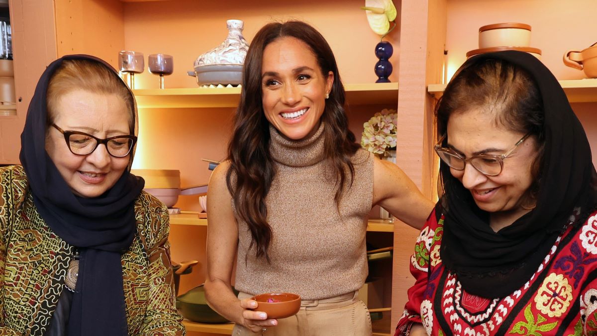 Meghan, Duchess Of Sussex (C) attends Holiday Dinner for The Welcome Project in Celebration of Community at Our Place on October 26, 2024 in Venice, California. (Photo by Eric Charbonneau/The Archewell Foundation via Getty Images)