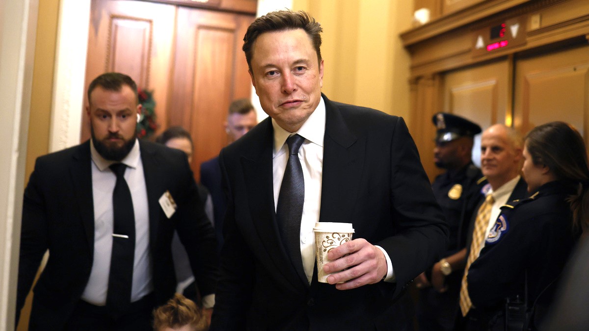 esla CEO Elon Musk, Co-Chair of the newly announced Department of Government Efficiency (DOGE), arrives on Capitol Hill on December 05, 2024 in Washington, DC.