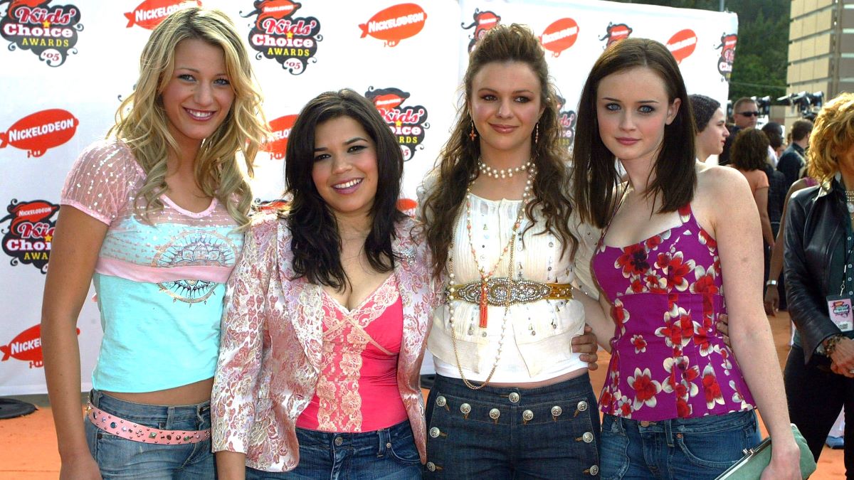 Cast members from "The Sisterhood of the Traveling Pants" actresses (L-R) Blake Lively, America Ferrera, Amber Tamblyn and Alexis Bledel arrive at the 18th Annual Kids Choice Awards at UCLA's Pauley Pavillion on April 2, 2005 in Westwood, California. (Photo by Matthew Simmons/Getty Images)