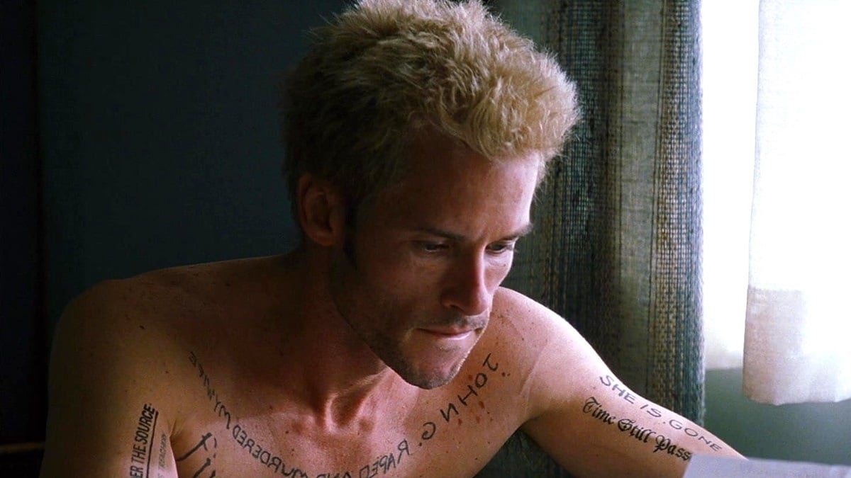 Guy Pearce as Leonard Shelby reading in Memento