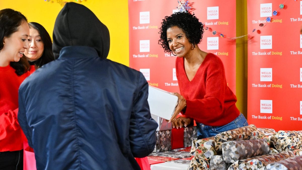 Tony and Grammy award-winning actress/singer Rene Elise Goldsberry joined Wells Fargo, The Bank of Doing, and Breaking Ground in Brooklyn, NY on Tuesday, Dec. 17, 2024, to distribute food and holiday gifts to residents at an affordable housing community. (Photo by Diane Bondareff for Wells Fargo)