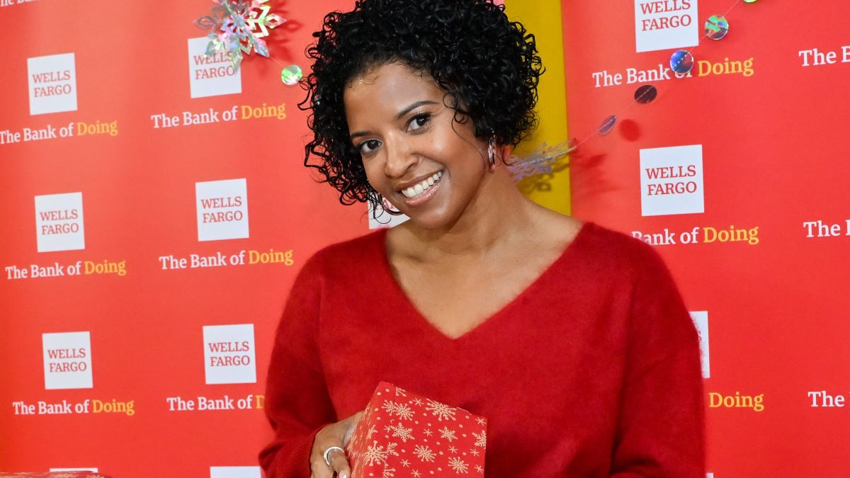 Tony and Grammy award-winning actress/singer Rene Elise Goldsberry joined Wells Fargo, The Bank of Doing, and Breaking Ground in Brooklyn, NY on Tuesday, Dec. 17, 2024, to distribute food and holiday gifts to residents at an affordable housing community. (Photo by Diane Bondareff for Wells Fargo)