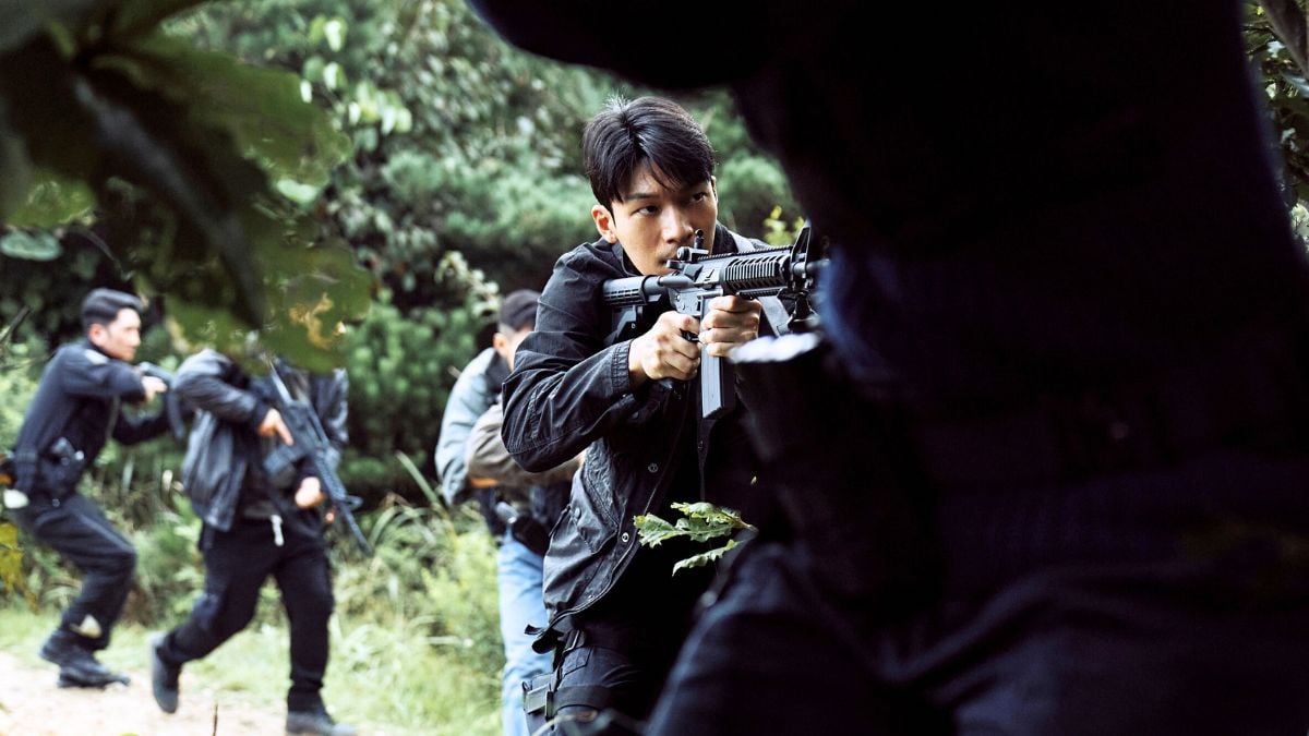 Wi Ha-jun as Jun-ho leading a team of mercenaries in Squid Game 2