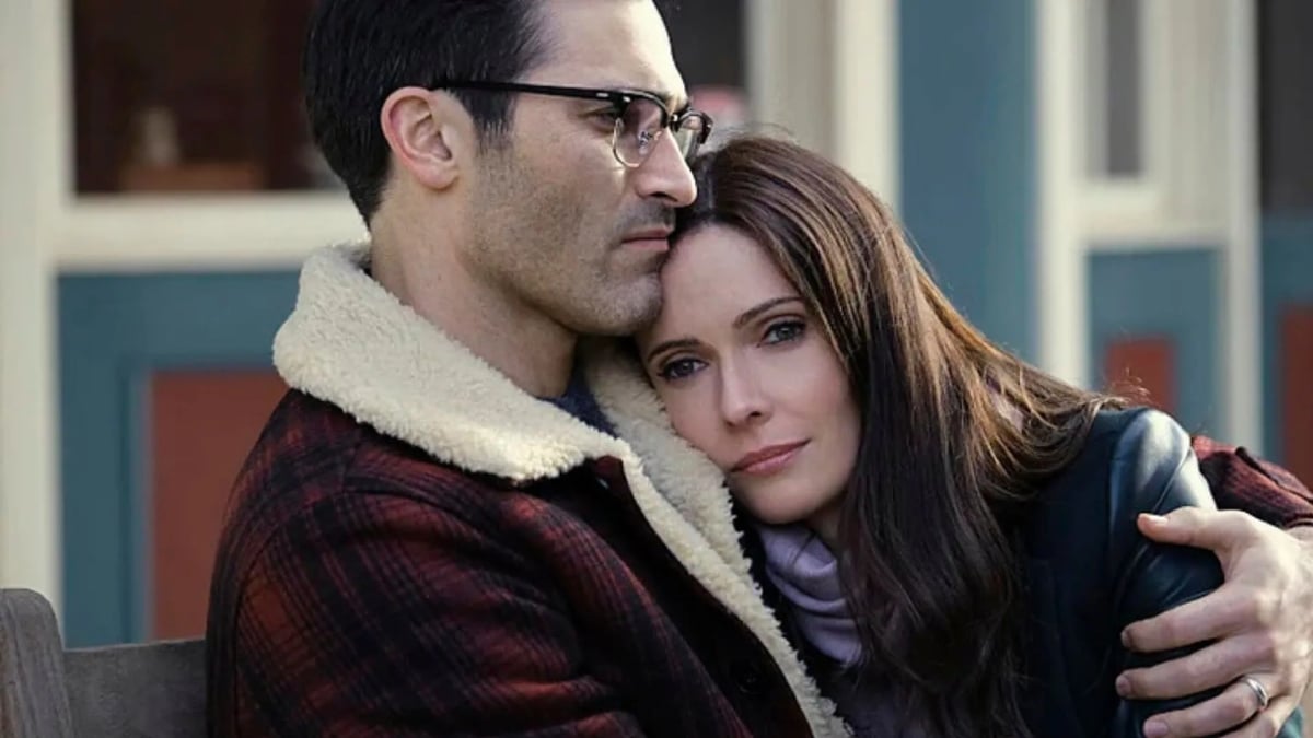 Tyler Hoechlin as Clark Kent/Superman and Bitsie Tulloch as Lois Lane on Superman and Lois