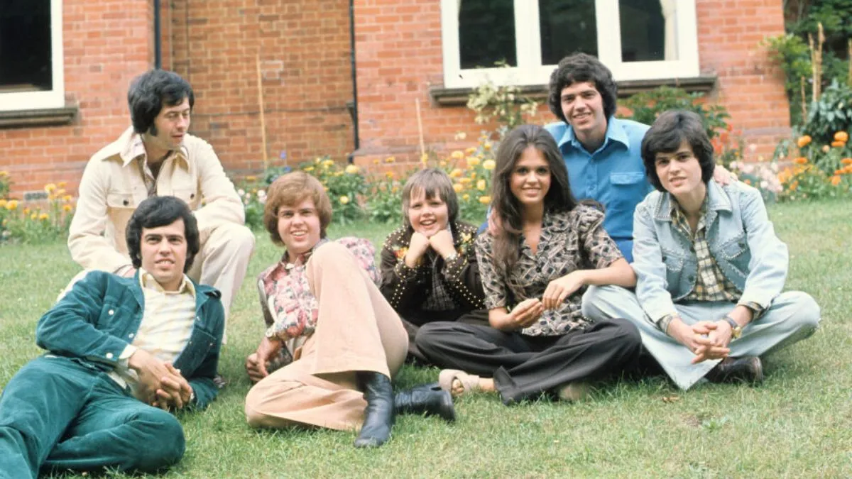 UNITED KINGDOM - AUGUST 01 : The Osmonds, Wayne, Jay, Merrill, Jimmy, Marie, Alan and Donny during a visit to the UK circa 1974 in England. (Photo by Anwar Hussein/Getty Images) 