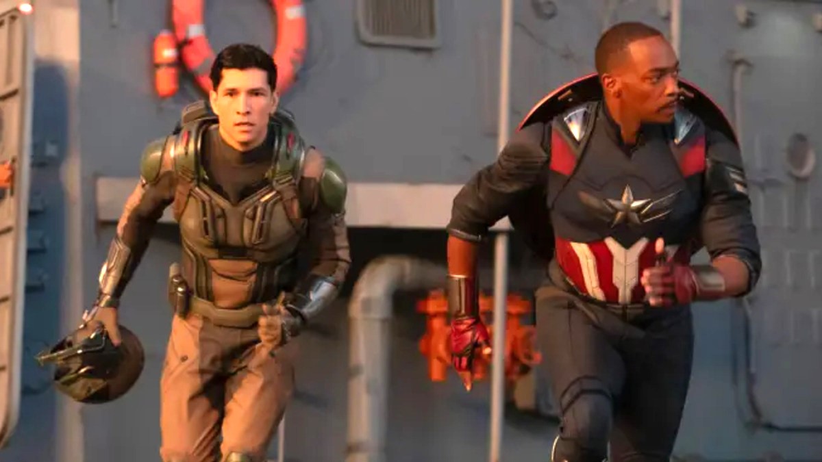 Danny Ramirez y Anthony Mackie como Joaquín Torres y Sam Wilson en Captain America: Brave New World