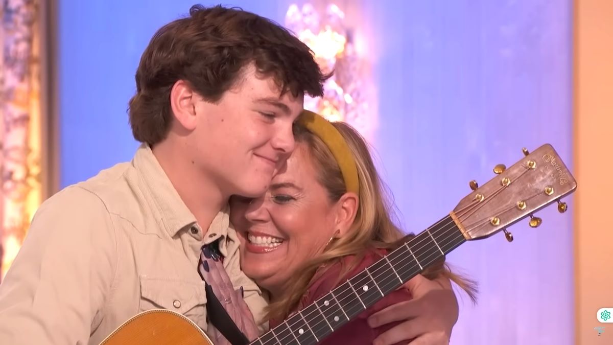 Slater Nalley and Mrs. Davis hug on season 23 of 'American Idol'