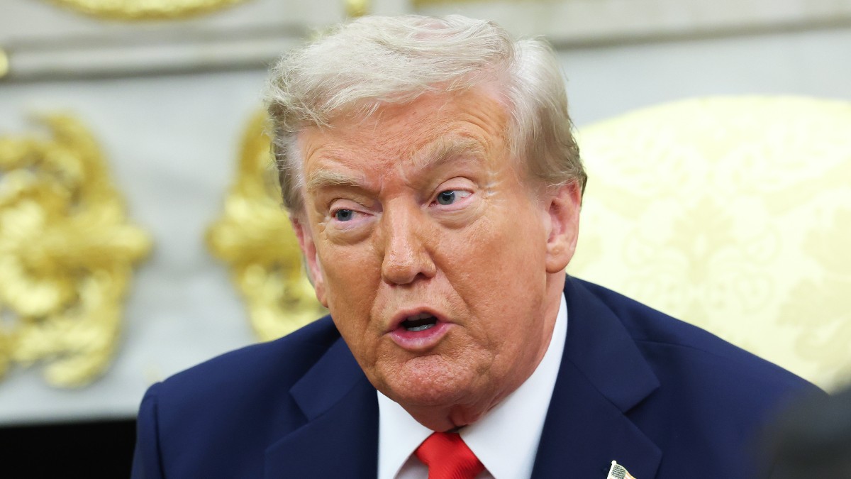 Donald Trump destroys Oval Office