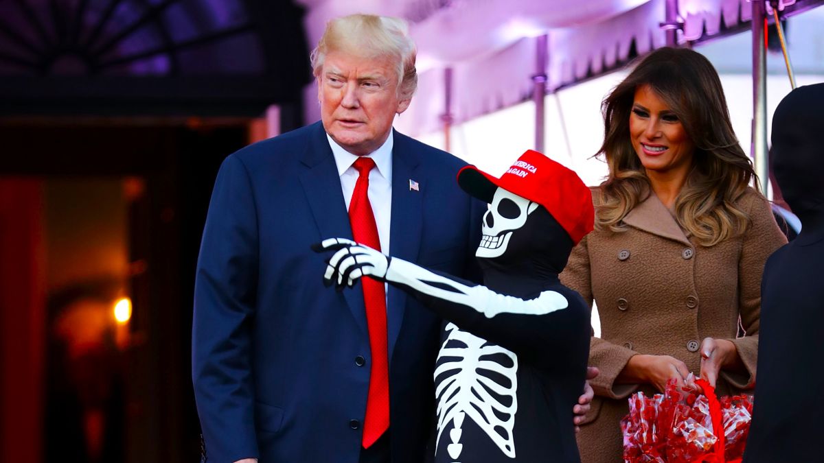 U.S. President Donald Trump (L) and first lady Melania Trump host Halloween at the White House on the South Lawn October 30, 2017 in Washington, DC. The first couple gave cookies away to costumed trick-or-treaters one day before the Halloween holiday. (Photo by Chip Somodevilla/Getty Images)