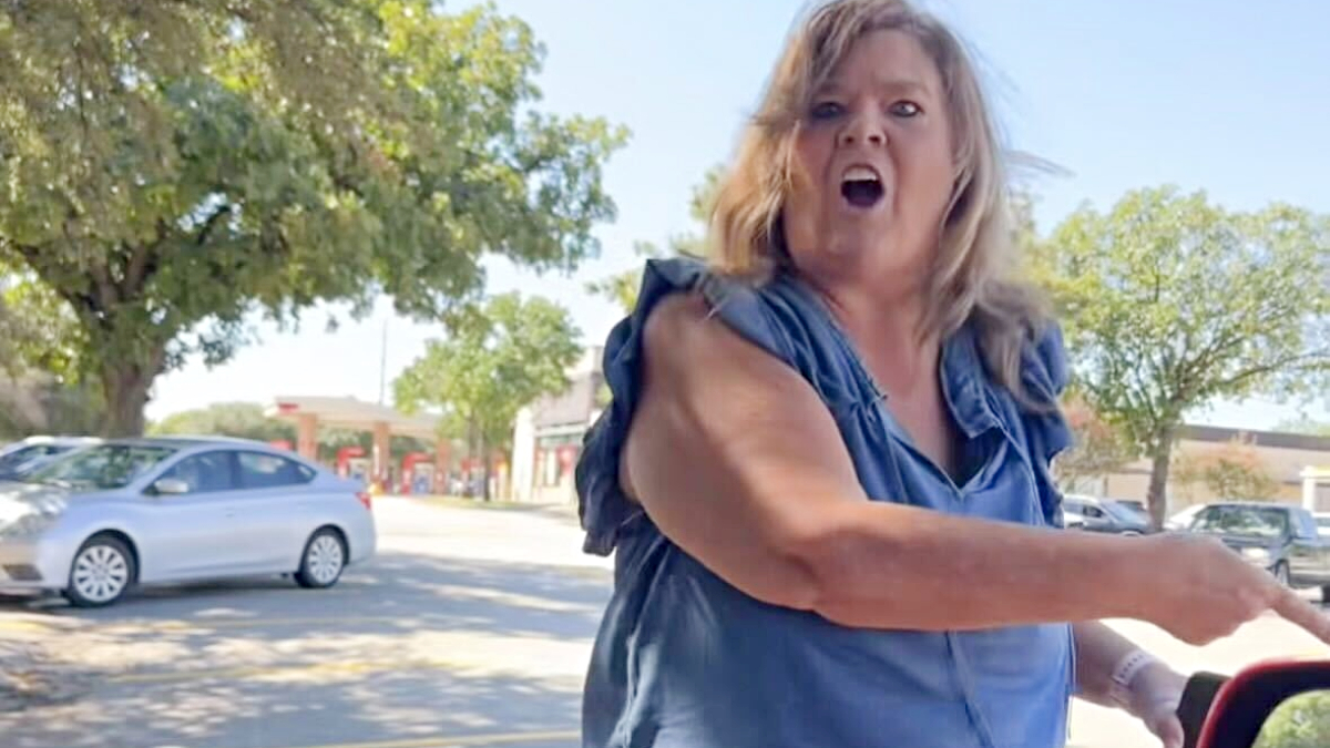 Racist Texas woman abusing a Mexican woman