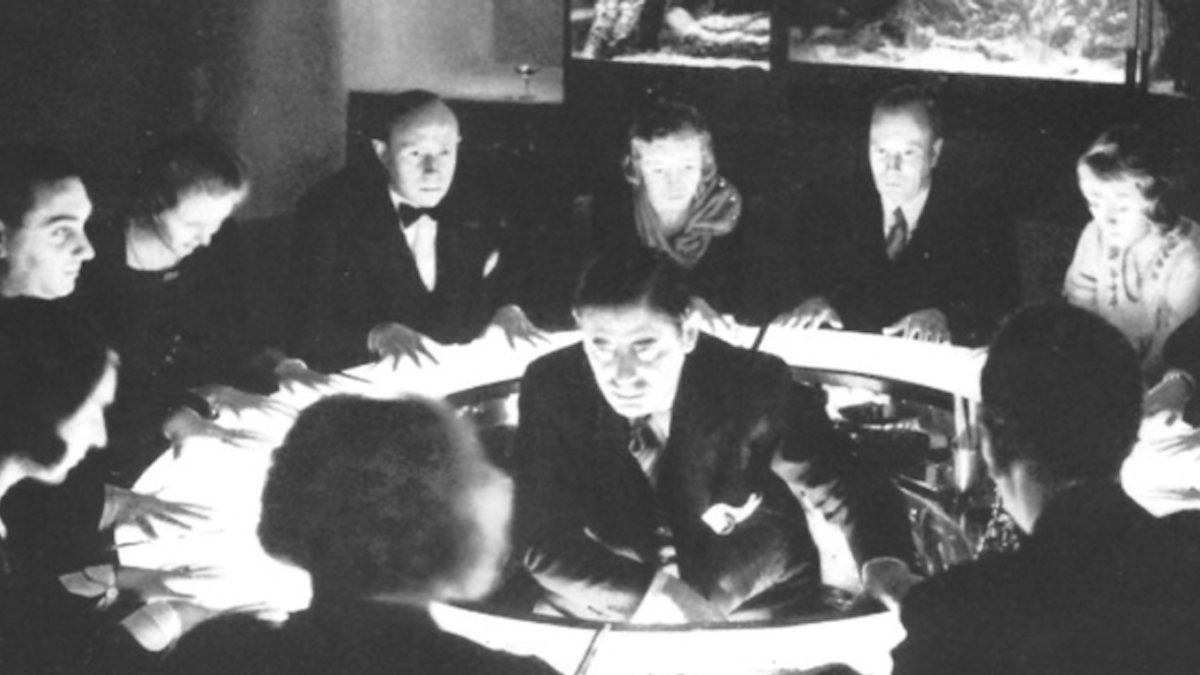 Séance via Wiki Commons, Public Domain