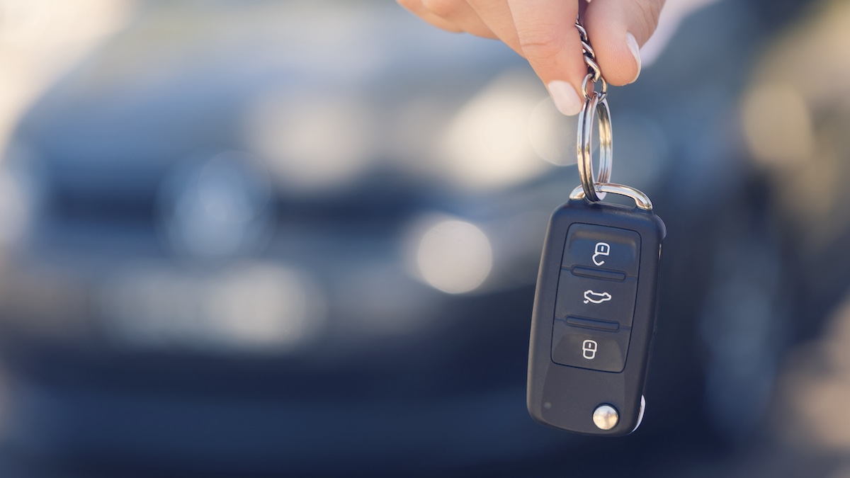 Salesperson and car keys via Getty Images, courtneyk