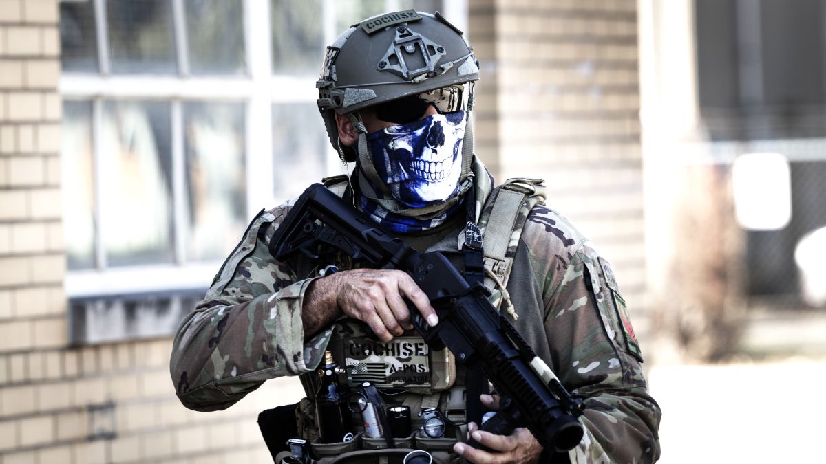Federal law enforcement agents confront demonstrators protesting outside of an immigration processing center on September 26, 2025 in Broadview, Illinois. The demonstrators, protesting a recent surge in ICE activity in the Chicago area, were pushed back from the facility with a barrage of "less lethal" munitions including stinger ball grenades, pepper balls, tear gas and baton rounds. (Photo by Scott Olson/Getty Images)