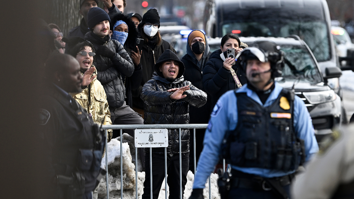 ICE agents threaten Oregon man for filming them