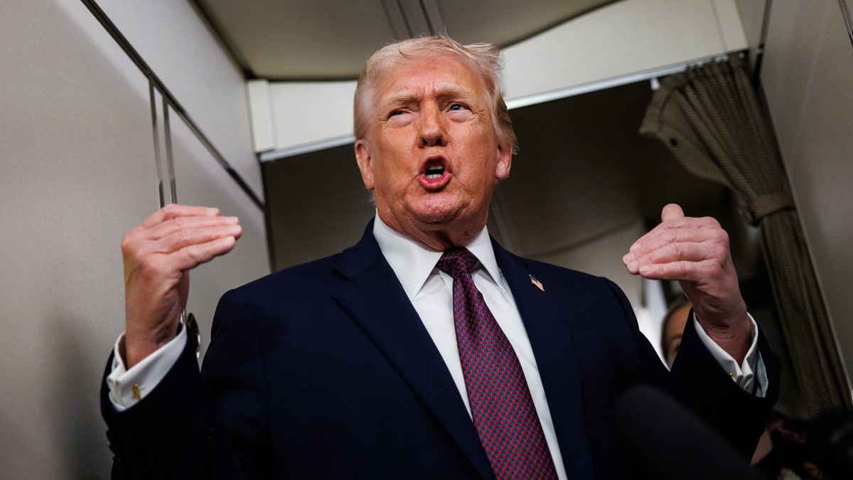 IN FLIGHT - JANUARY 11: U.S. President Donald Trump takes questions from the members of the press aboard Air Force One on January 11, 2026 en route back to the White House from Palm Beach, Florida. The President spent the weekend at his private club Mar-a-Lago in Palm Beach, Florida. (Photo by Samuel Corum/Getty Images)