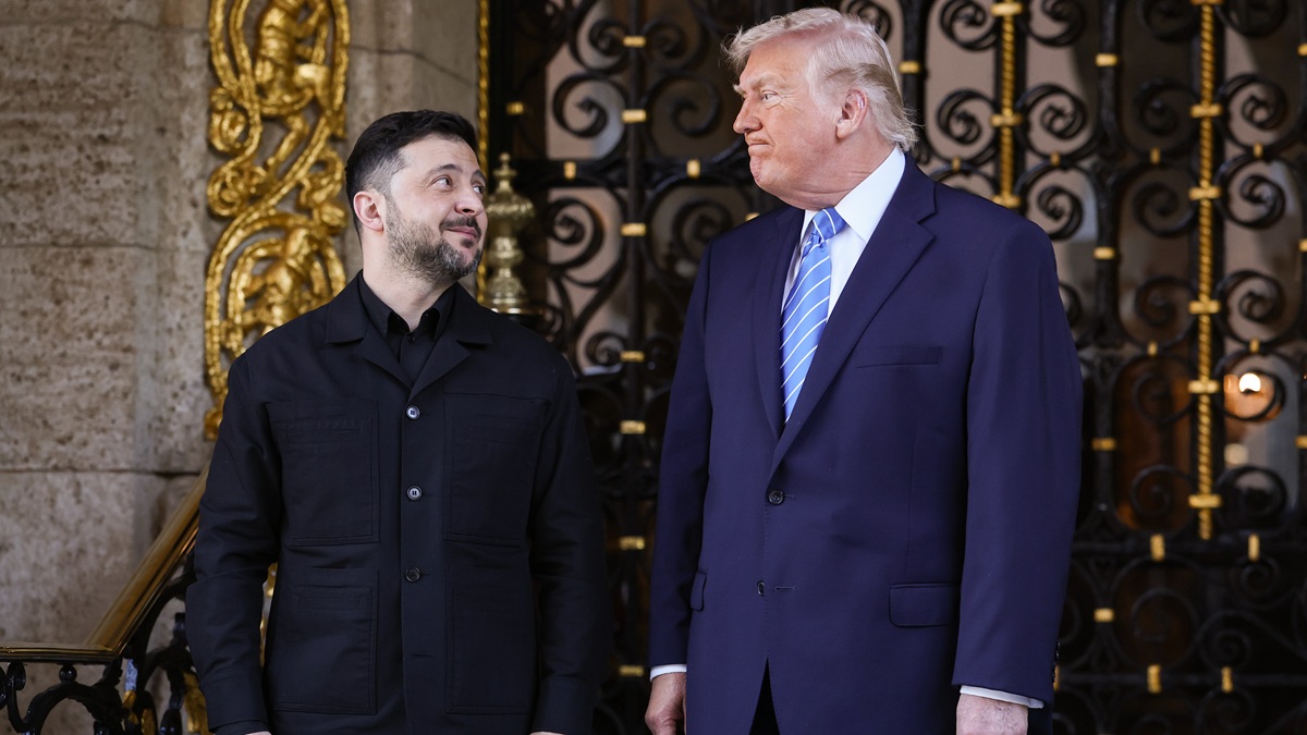 PALM BEACH, FLORIDA - DECEMBER 28: U.S. President Donald Trump greets Ukrainian President Volodymyr Zelensky at his Mar-a-Lago club on December 28, 2025 in Palm Beach, Florida. Trump invited Zelensky to his private club to work on the U.S.-proposed peace plan to end the war in Ukraine, as the conflict approaches four years since the sudden full-scale invasion by Russia on February 24, 2022. (Photo by Joe Raedle/Getty Images)