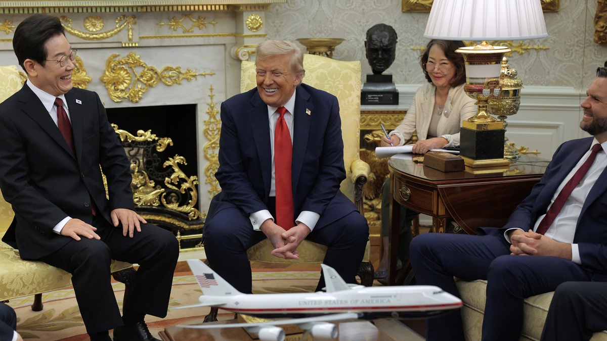 WASHINGTON, DC - AUGUST 25: U.S. President Donald Trump (C) and South Korean President Lee Jae-myung share a laugh while talking to reporters before an Oval Office meeting with Vice President JD Vance at the White House on August 25, 2025 in Washington, DC. During Lee's first official visit to the White House, the two leaders are set to discuss trade and military cooperation to counter North Korea and China, South Korea's top trade partner. (Photo by Chip Somodevilla/Getty Images)