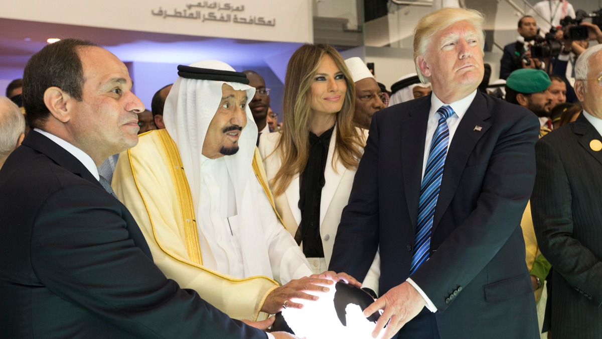 Trump next to the Saudi Arabia king