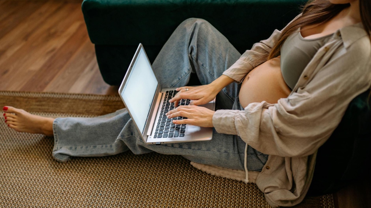 Pregnant woman works from home, Image by Yan Krukau on Pexels