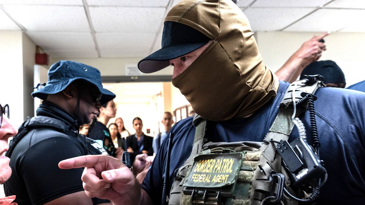 A Federal agent confronts a member of the media as they patrol the halls of immigration court at the Jacob K. Javits Federal Building on August 05, 2025 in New York City. The Department of Homeland Security (DHS) is offering new Immigration and Customs Enforcement (ICE) recruits signing bonuses of up to $50,000 and student loan forgiveness as the agency is seeking to meet U.S. President Donald Trump’s goal of hiring 10,000 new ICE agents and deporting a million people a year. (Photo by Spencer Platt/Getty Images)