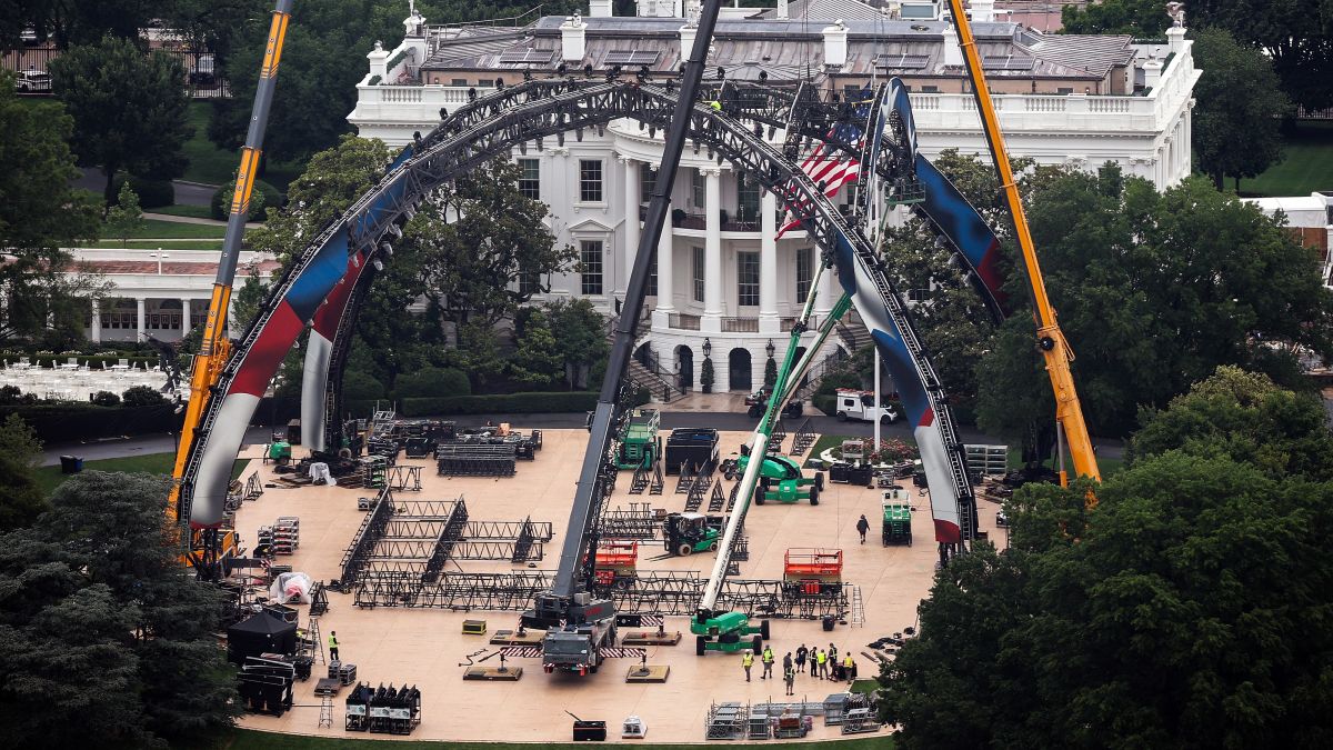 Construction continues for the upcoming UFC match on the South Lawn of the White House on May 26, 2026 in Washington, DC. President Donald Trump is hosting a UFC match on the White House grounds in honor of the 250th anniversary of the United States. (Photo by Kevin Dietsch/Getty Images)