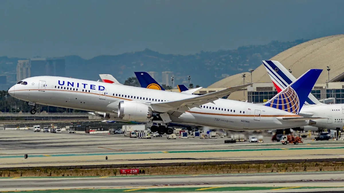 United Airline passenger 'completely soaked' by mystery liquid dripping from plane ceiling