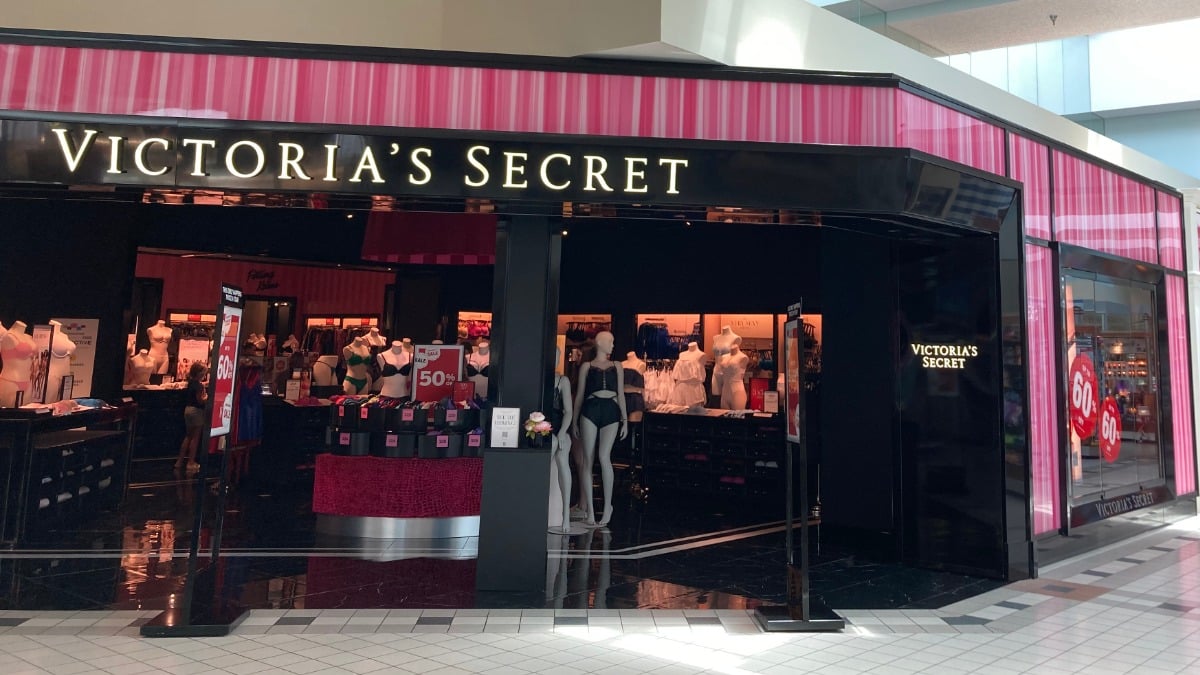 Woman visits Victoria’s Secret to return her husband's gift. Then the cashier as...