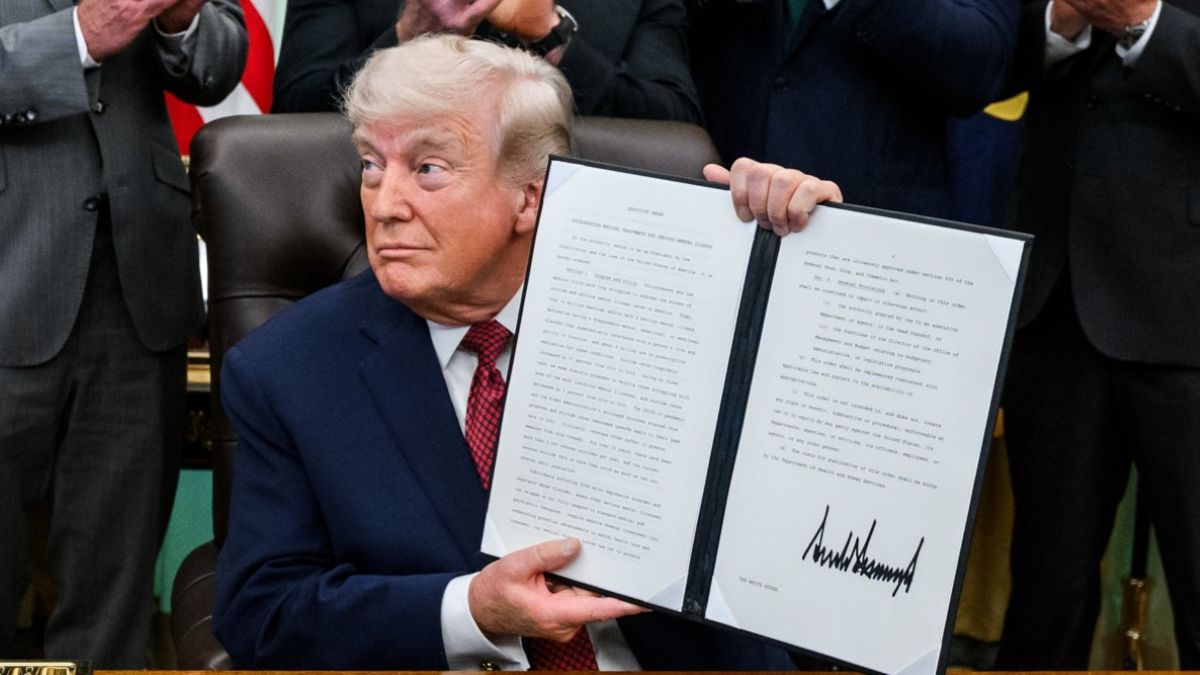 Donald Trump signs executive order