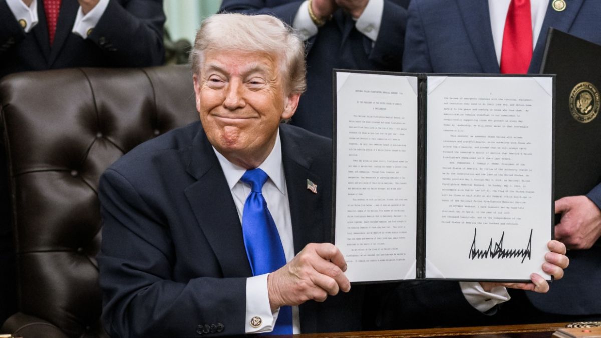Donald Trump signing an executive order