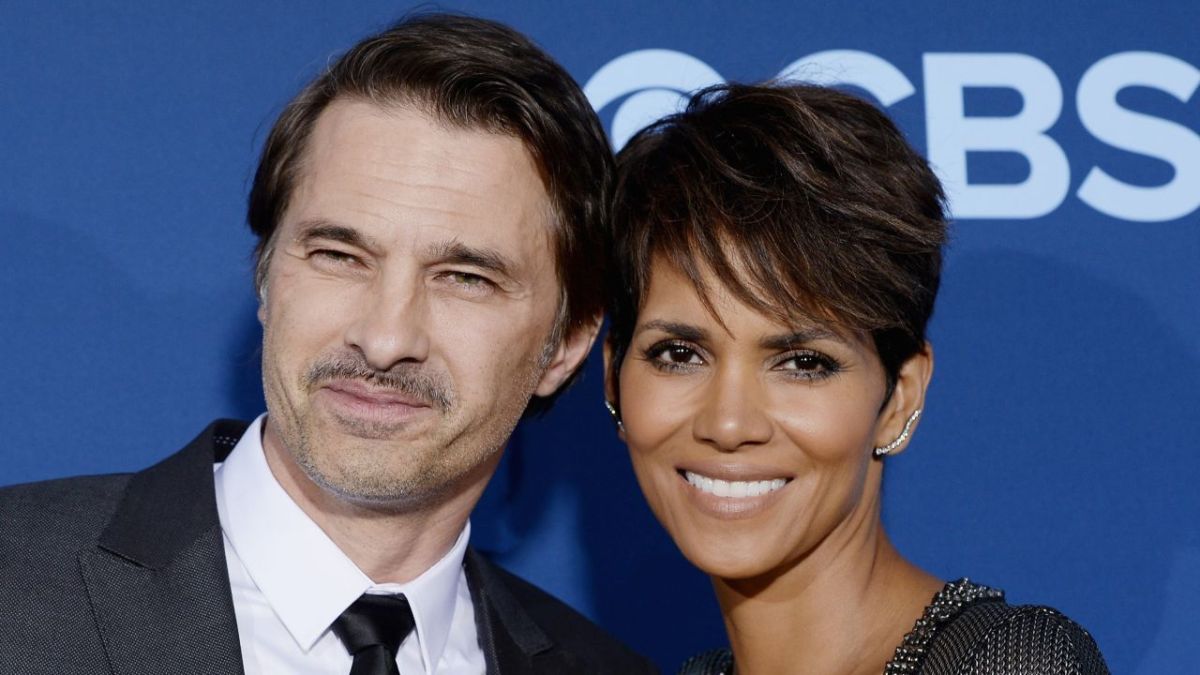 Cast member Halle Berry of the CBS science fiction television series "Extant," poses with her husband Olivier Martinez during the premiere of the series at the Samuel Oschin Space Shuttle Endeavour Display Pavilion in Los Angeles, California June 16, 2014. REUTERS/Kevork Djansezian (UNITED STATES - Tags: ENTERTAINMENT)